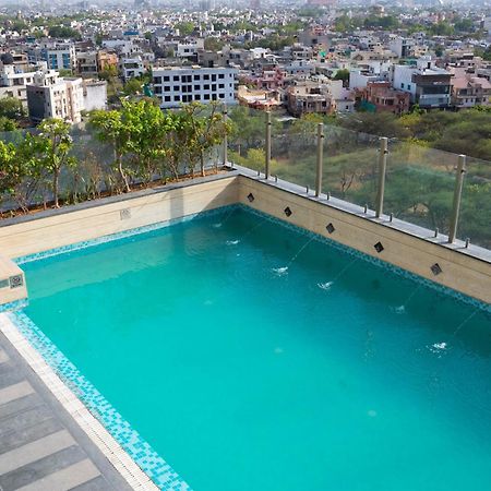 Hyatt Place Jaipur Malviya Nagar Bagian luar foto Swimming pool at the hotel